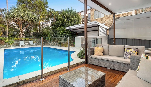 Alex Poolside Luxury: Pet friendly + Walk to beach in Mooloolaba Region