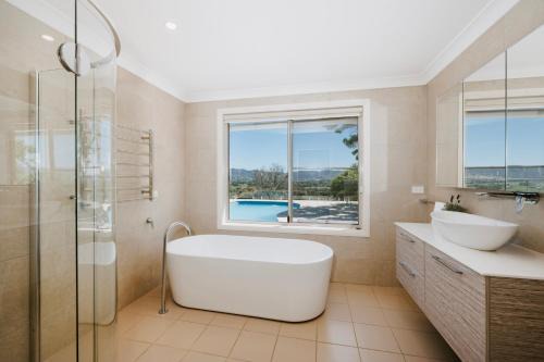 Allambie - Poolside Elegance in Mudgee Countryside