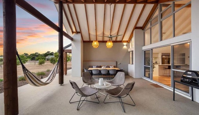 Amaroo - Luxe Hinterland Three-bedroom Farmhouse with Studio