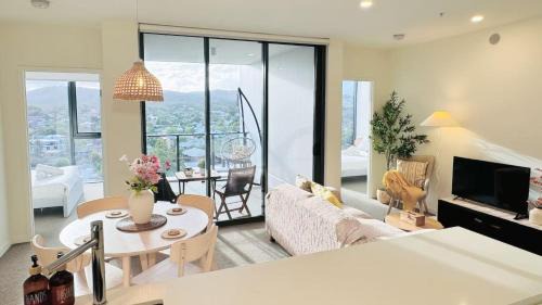 Amazing Views 2BD 2BA Homey Toowong Abode Pool M29