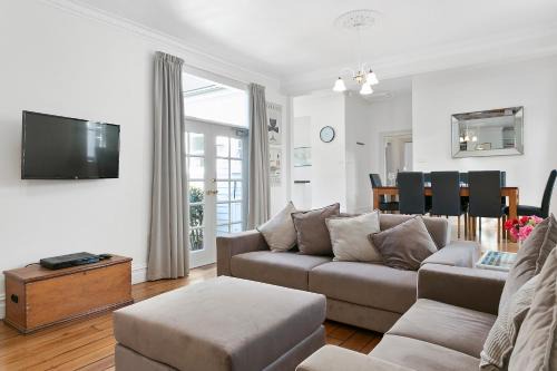 Amberley - circa 1880s Luxury - 5 b'rooms sleeps 9