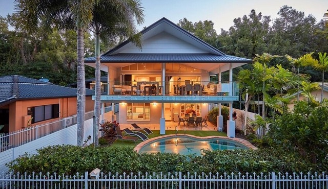 An Expansive Poolside Retreat right in front of the Coral Sea