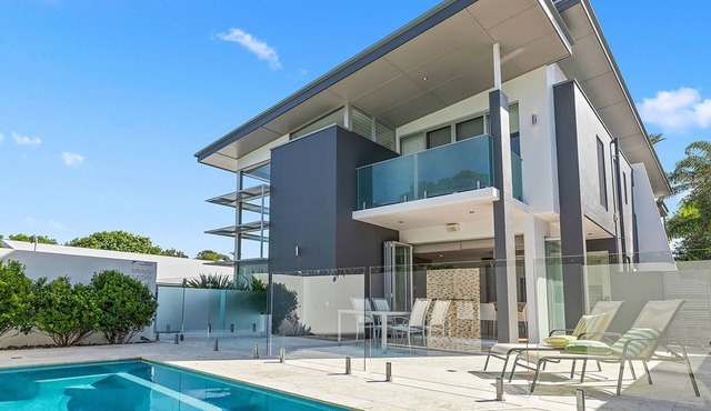 Anna - Superbly Stylish Luxury Townhouse with Private Pool