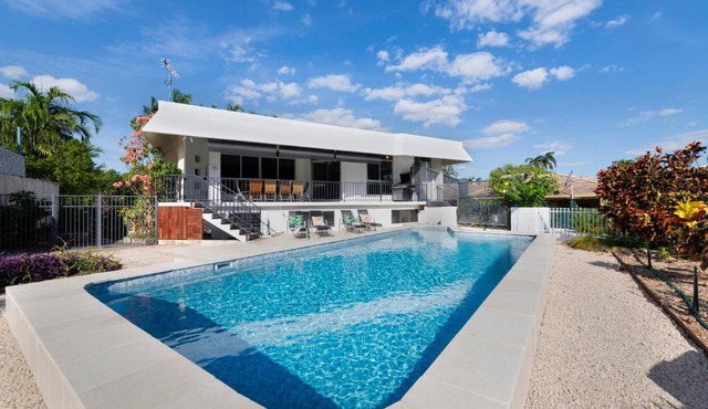 'Arafura Blue' a Poolside Family Oasis on the Coast