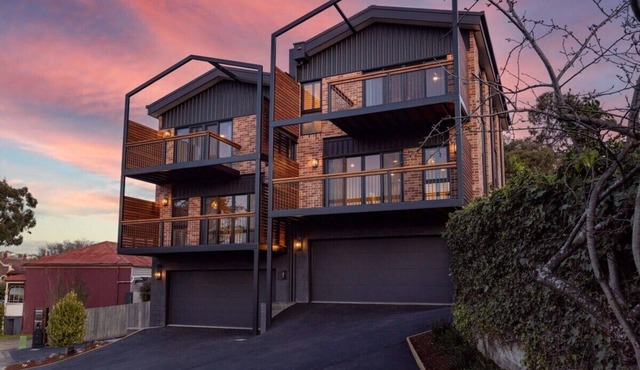 Architectural Home: Near Gorge with Tamar Views