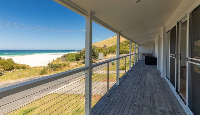 Arkon - beautiful spacious pet friendly home with ocean and beach views