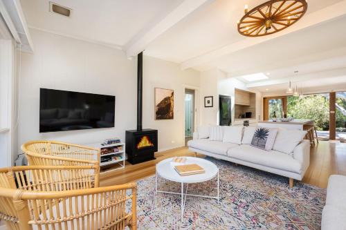 Arlo Beach House - Beachside, Pet Friendly, Fireplace