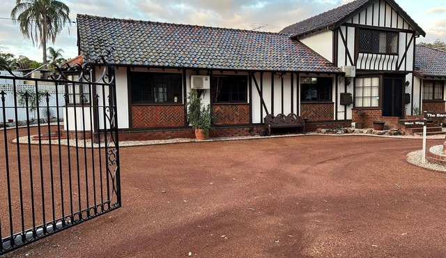 Armadale House - West Wing: 3-bedroom home in charming Mount Nasura