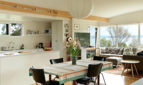 Artist's Beach House - Waterfront
