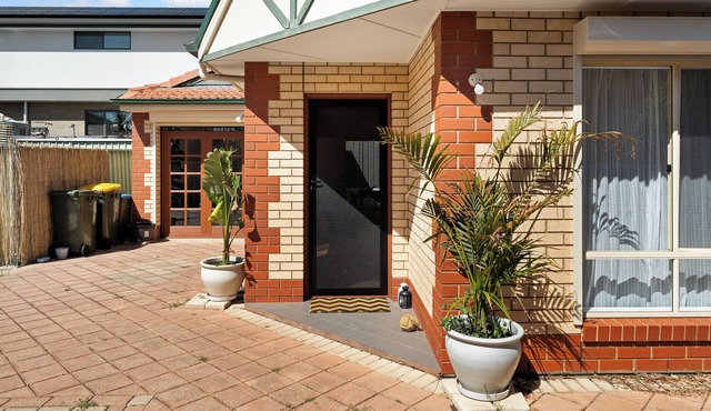 Artistic private 3 Bedroom house with courtyard and parking