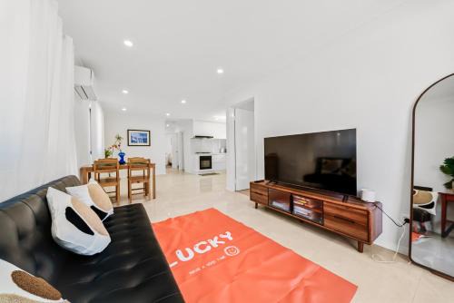 Aurora Airport House-Free Parking, Easy Transit nr Optus Stadium, casino, shopping center