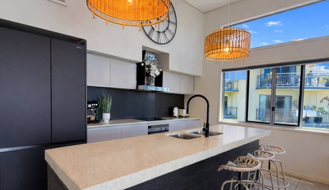 Azurea! Grand 7BR Riverfront Retreat Maroochydore