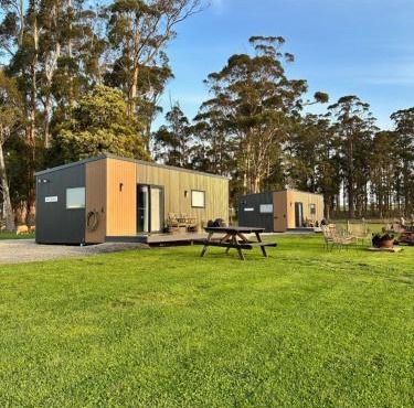 Badger's View Farmstay GREEN HORNET Cabin