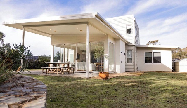 Baileys Beach House - A stunning modern house only stones throw from the beach