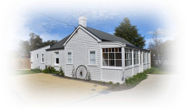 "Baker's Cottage" in Historic Richmond, Sleeps 6.