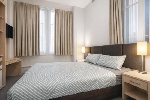 Bank Place Hotel Standard Room 4m Ceiling Height Queen Bed Washing Machine Preferred for Business Travel