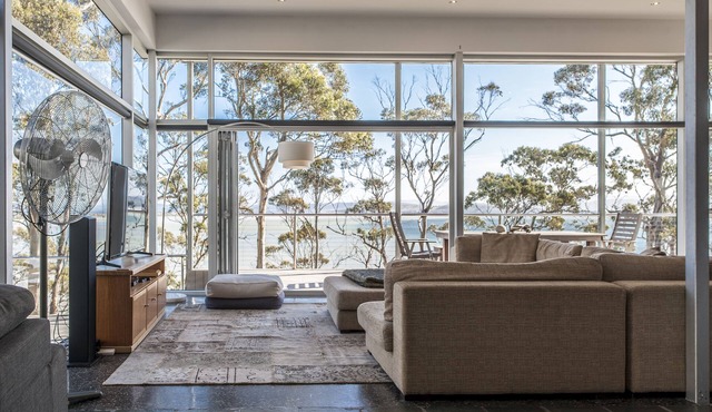 Baragoola Retreat - Luxury Waterfront Property in the Southern Tasmanian Bush