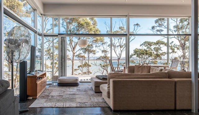 Baragoola Retreat - Luxury Waterfront Property