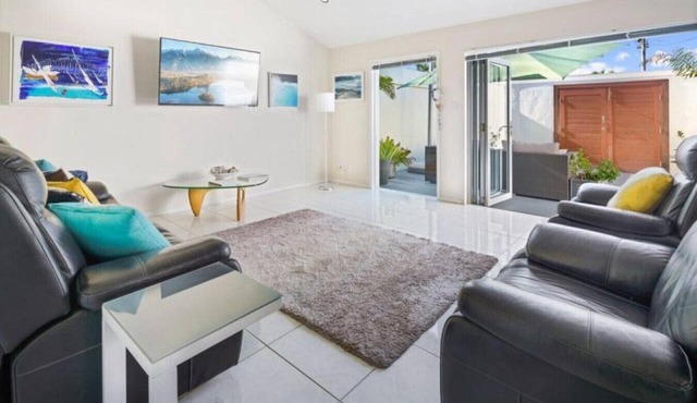 Barefoot Buddina Laid-Back Pet Friendly by the Sea