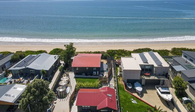 Barefoot Bungalow luxurious retreat - private walkway to the beach