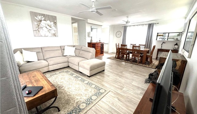 Barney Point Gem Space, Privacy & Perfect Location Walk to Beach, Cafes and Pub