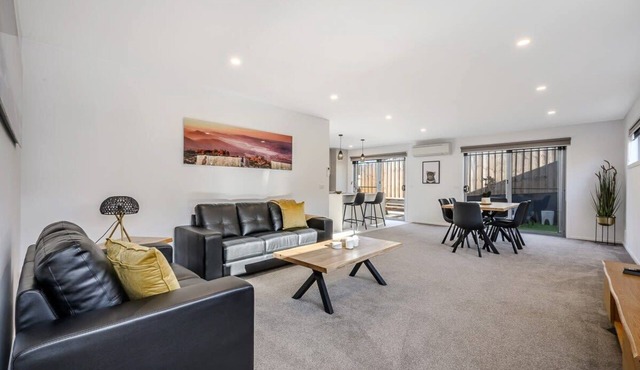 "Bay Abode" New Unit 2 Bed 2 Bath. 15 min to CBD