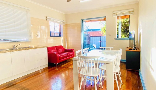 Bay Rd | Kids & Pet Friendly | Free Parking