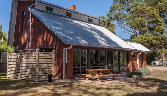 Bay Retreat Port Arthur - tranquil waterfront house