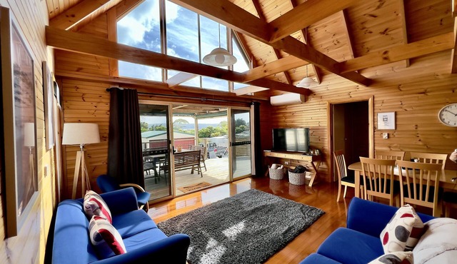 Bay views Escape: Relaxing Home for You and Your Family with outdoor EV Charger