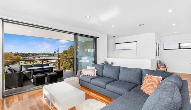 Bayview Luxe- Sleeping 14, Pet Friendly, Views- 4 bedroom, lounge with sofa beds
