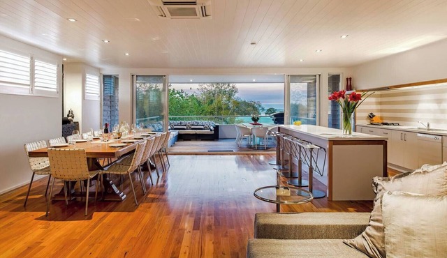 Bayview on Lorna Beach and Town at Your Doorstep