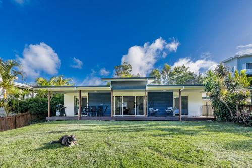 Bayview Pet-Friendly Fenced Yard Walk to Beach