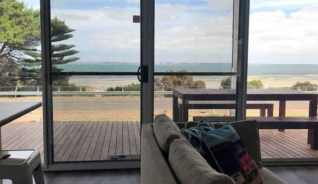 Baywatch Kingscote - Beachfront get-away
