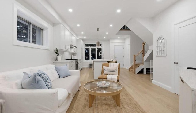 Beach 2BR plus Loft with Gym BBQ & Putting Green in Toronto