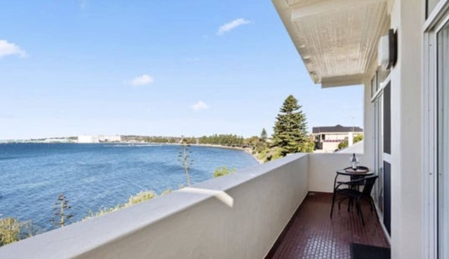 Beach-Front 2 Bedroom Apartment with equipped kitchen, wifi, swimming pool