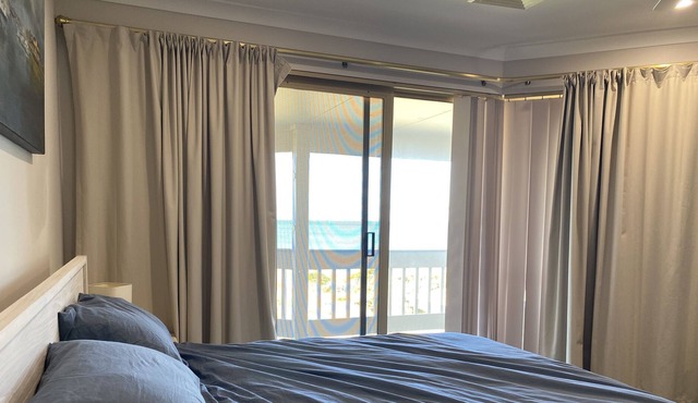 Beach front house with easy access to beach path