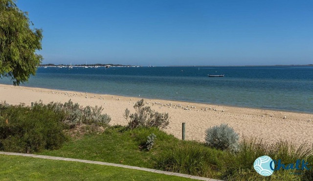Beach holiday unit 1min from the beach with a garden and an office!