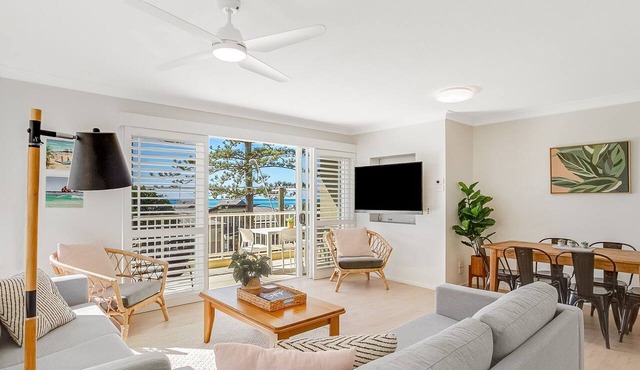 Beach Pines 5 - Fully Renovated North Kirra Beachfront - Min. 3 Night Stays
