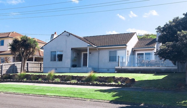 BEACH POINT COTTAGE, Pet Friendly, Walk to the Beach and Free WIFI