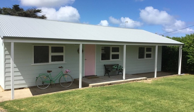 Beach Shack near Point and cafes. Large fenced yard. Book for last week January