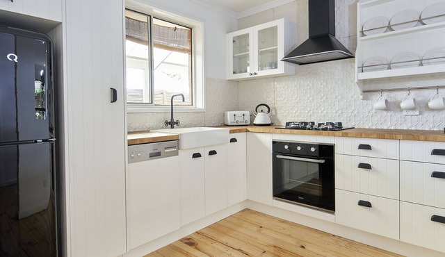 Beach Walk Cottage, Mornington, Pet Friendly (Newly renovated)