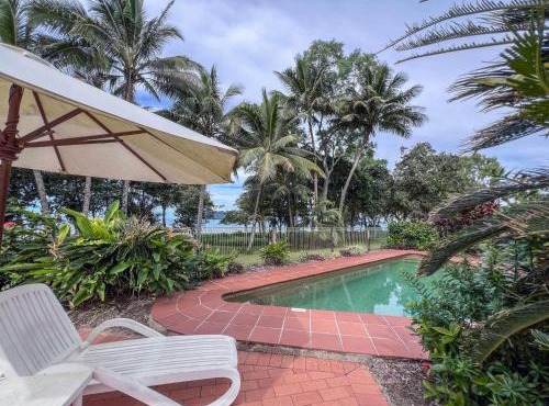 Beaches Apt 2 Beachfront