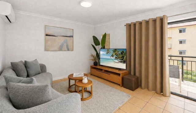 Beachfront Apartment in Townsville 1BR on The Strand with Pool and Parking
