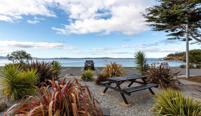 Beachfront Apartment Blackmans Bay