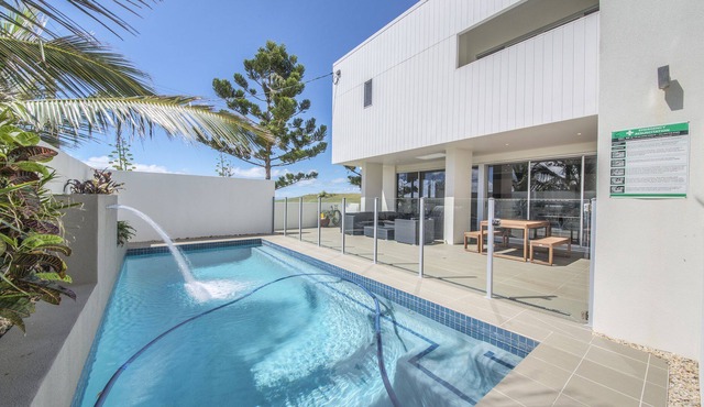 Beachfront Emu Park With Pool