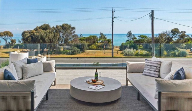 Beachfront Luxury - Bay Views, Games, Wineries