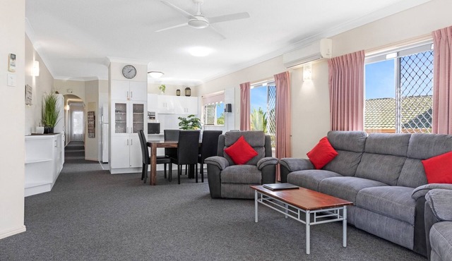 Beachside 2-Bed Apartment with Secure Parking