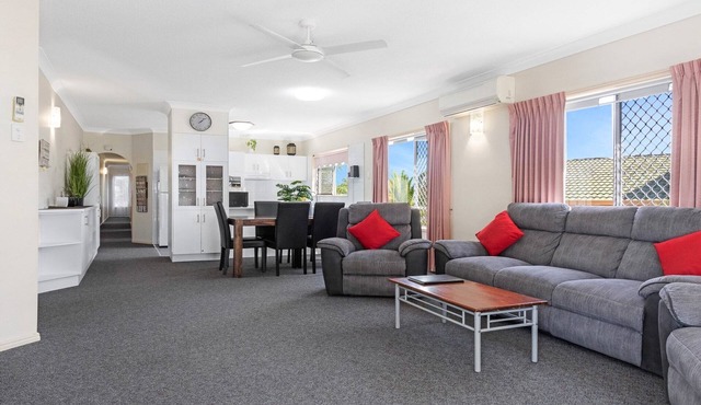 Beachside 2-Bed Apartment with Secure Parking