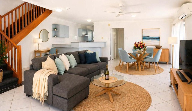 Beachside 2BR Apartment Townsville 1 Min Walk to The Strand w Parking