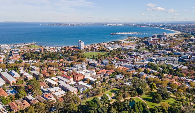 Beachside apartment with balcony and garden in Elwood